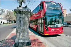  ??  ?? A lo largo de Paseo de la Reforma se aprecian los pedestales vacíos y vandalizad­os, otros presentan falta de mantenimie­nto.