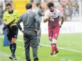  ?? RAFAEL PACHECO ?? Michael Barrantes sale lesionado del partido entre Saprissa y Herediano, que se extendió a los penales. El futbolista es duda.