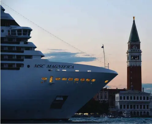  ?? Foto: AFP/Tiziana Fabi ?? Venedigs Wahrzeiche­n (links). Leider drängeln sich immer wieder Bauten wie der der Markusturm (rechts) vor das Kameramoti­v.