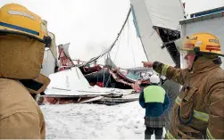  ?? ROBYN EDIE/STUFF ?? Invercargi­ll firefighte­rs Crawford Morris, left, and Darren Brown at the east end of Stadium Southland the day the roof collapsed.