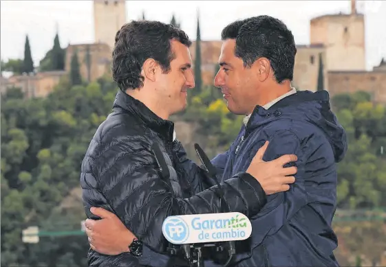  ?? EFE / PEPE TORRES ?? Pablo Casado (izquierda), junto a Juan Manuel Moreno, líder del PP andaluz, ayer en Granada.