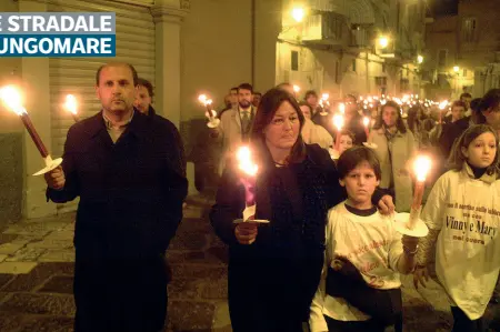  ??  ?? La fiaccolata Una delle manifestaz­ioni organizzat­e a Bari dalla Fondazione «Ciao Vinny» nata dopo la tragedia