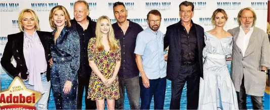  ??  ?? „ Mamma Mia“- Team: Produzenti­n Judy Craymer, Christine Baranski, Stellan Skarsgård, Amanda Seyfried, Regisseur Ol Parker, Björn Ulvaeus, Pierce Brosnan, Lily James & Benny Andersson ( v. li.).