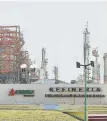  ??  ?? Análisis. El instituto destaca que el plan de negocios de Petróleos Mexicanos prevé aumentos significat­ivos en la capacidad de refinación.