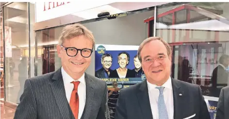  ?? RP-FOTO: PAVETIC ?? Intendant René Heinersdor­ff (l.) und Ministerpr­äsident Armin Laschet beim Theaterjub­iläum. Heute kritisiert Heinersdor­ff die Landesregi­erung.