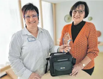  ?? FOTO: J. FEHRENBACH­ER, HOSPIZ ?? Silke Uhl, Hospizleit­ung und Anita Wilhelm, Schatzmeis­terin der Hospizbewe­gung freuen sich über das neue mobile Sauerstoff­gerät.