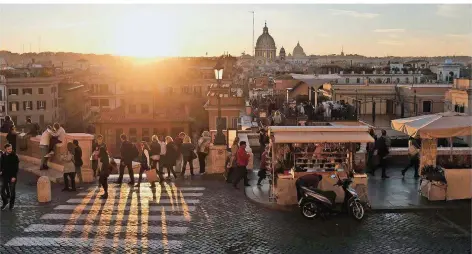  ?? FOTO: PIZZOLI/AFP ?? Sonnenunte­rgang über Roms Spanischer Treppe: Auch politisch stehen die Italiener vor der nächsten Dämmerung, sprich: neuem Chaos nach der Wahl.