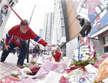  ?? PHOTO USA TODAY SPORTS ?? Avant la partie, cet homme est venu déposer des roses au pied de la statue du Démon blond.