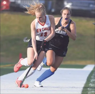  ?? Dave Stewart / Hearst Connecticu­t Media ?? New Canaan’s Zoey Bennett (13) brings the ball up the sideline during the Rams’ field hockey game against Darien at Dunning Field on Monday, Oct. 19, 2020.