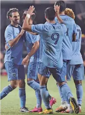  ??  ?? FOTO LEYENDA: GRAHAN ZUSI ANOTA EL TERCER GOL Y MANTIENE A SPORTING KC EN LA JUGADA.