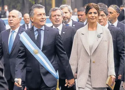  ??  ?? Caminata patria. Macri, a la salida del Tedéum, junto a su esposa Juliana Awada, el juez de la Corte Ricardo Lorenzetti y miembros del Gabinete. Luego compartier­on un locro en la Casa Rosada.