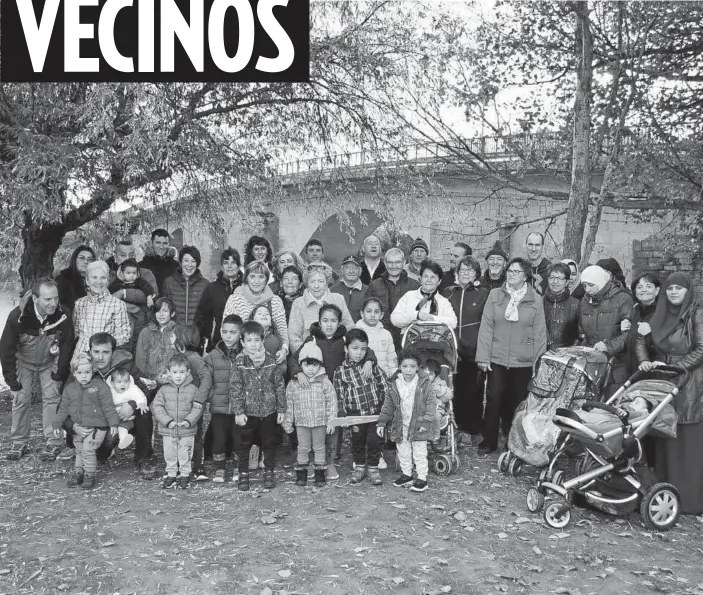  ??  ?? Foto de familia antes de la presentaci­ón ayer del proyecto sobre experienci­as paisajísti­cas transgener­acionales en Berbinzana.