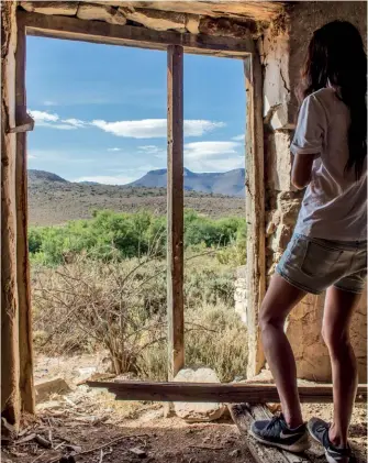  ??  ?? KAROO WINDOW (bottom right). Even though this farm house in Anysberg is in ruins, the view has remained unchanged.