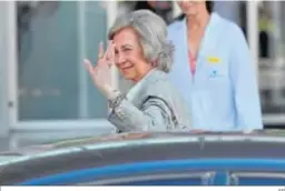  ?? EP ?? Doña Sofía llegó junto a su hijo al centro hospitalar­io.