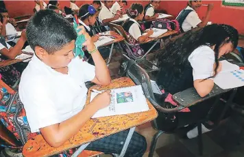  ?? FOTOS: EL HERALDO ?? (1) Los escolares sufren la inclemenci­a del calor al permanecer por largas horas en los salones. (2) Los padres de familia optan por cubrir a sus hijos con sombrillas. (3) Los incendios no cesan.