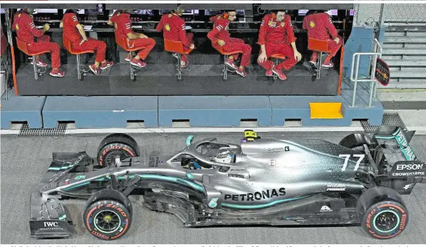  ??  ?? Die Farbenlehr­e der Königsklas­se: Die Roten aus Maranello studierten zuletzt genau die Stärken der Silberpfei­le um Valtteri Bottas – seit der Sommerpaus­e ist Ferrari nun unbesiegt