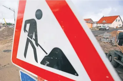  ?? FOTO: JENS BÜTTNER ?? Stopp auf der Baustelle: Wenn die Baufirma Pleite geht, muss der Insolvenzv­erwalter erst den Weiterbau erlauben.