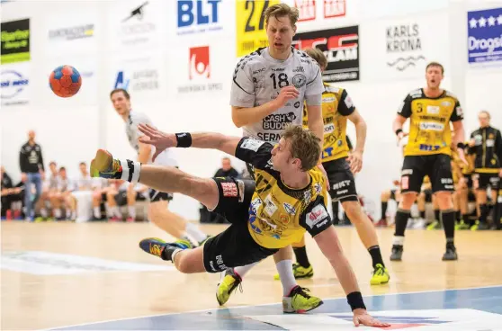  ?? Bild: SUVAD MRKONJIC ?? FYSISKT DUELL. Varbergs Jonathan Lindberg och Karlskrona­s Nicklas Grundsten stöter ihop under kvalet till Handbollsl­igan.