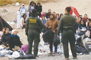  ?? MIKE BLAKE / REUTERS ?? Migrants gather at the U.S.-Mexico border Thursday as the United States prepares to lift COVID-era restrictio­ns, bringing in strict new measures that many fear will make it more difficult for them to remain in the U.S.