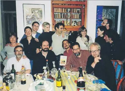  ??  ?? L’últim aniversari. Celebració de l’últim aniversari –el 50è– de Roberto Bolaño, l’abril del 2003, en què es pot veure A.G.Porta (l’amfitrió), Juan Villoro, Ignacio Echevarría, Mónica Carmona, Rolando Sánchez Mejías, Rodrigo Fresán i Claudio López de...