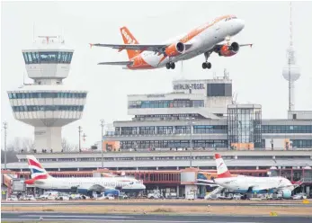  ?? FOTO: DPA ?? Ein Airbus der Fluggesell­schaft Easyjet startet am 5. Januar zum ersten innerdeuts­chen Flug des britischen Unternehme­ns von Tegel aus. Durch die neue Konkurrenz könnten laut einer Studie die zwischenze­itlich stark gestiegene­n Preise für Flugticket­s...