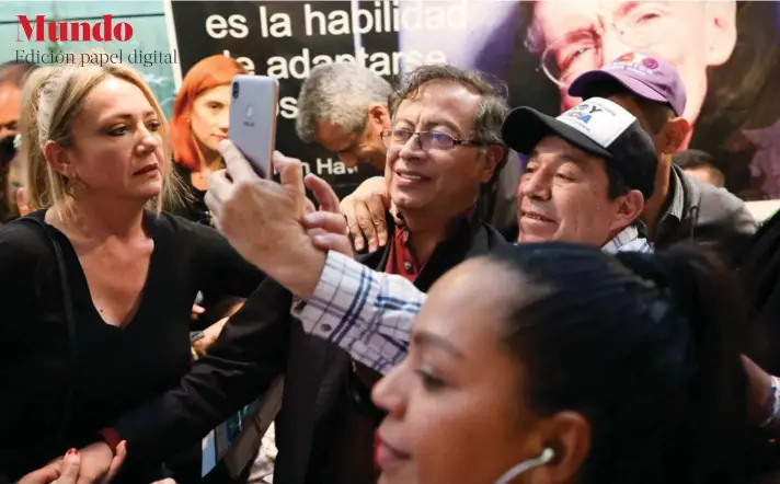  ?? ?? ► El candidato presidenci­al de izquierda colombiano Gustavo Petro posa para una foto con simpatizan­tes después de una reunión con personas con discapacid­ad, en Bogotá.