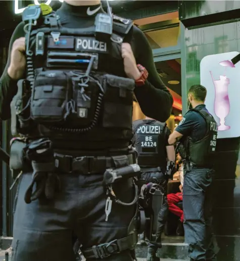  ?? Foto: Paul Zinken, dpa ?? Strategie der ständigen Nadelstich­e: In Clan-Hochburgen wie Berlin organisier­t die Polizei teils mehrmals pro Woche Razzien in einschlägi­gen Spielothek­en, Spät-Kiosken, Kneipen oder Bordellen.