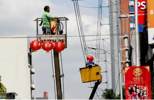  ?? PHOTOGRAPH BY ANALY LABOR FOR THE DAILY TRIBUNE @tribunephl_ana ?? Festive vibes The Quezon City local government is getting ready for the 2024 Chinese New Year celebratio­n on 10 February by adding a pop of red with beautiful Chinese lantern decoration­s along Banawe Street in Quezon City. Also referred to as Spring Festival or Lunar New Year, 2024 ushers the year of the Dragon.