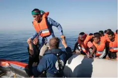  ??  ?? I säkerHet. En ung man från Bangladesh hjälps ombord på Iuventa. Efter några timmars väntan kommer han att föras till Italien med en annan båt.