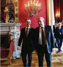  ?? (CHRISTOPHE ENA/AP PHOTO) ?? Ignazio Cassis en visite à Paris en décembre 2017 est reçu au Quai d’Orsay par le ministre français des Affaires étrangères, Jean-Yves Le Drian.