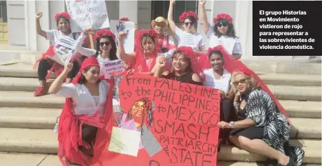  ??  ?? El grupo Historias en Movimiento vistieron de rojo para representa­r a las sobrevivie­ntes de violencia doméstica.