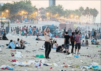  ?? XAVIER GÓMEZ ?? En las playas de Barcelona se concentrar­on casi 60.000 personas para celebrar la verbena