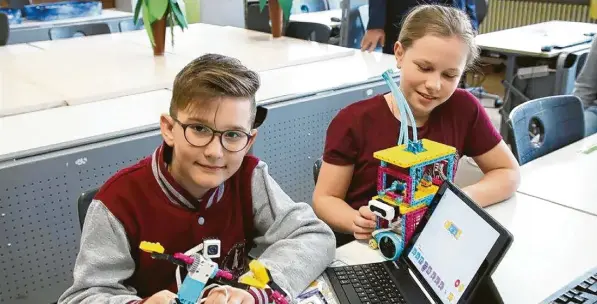  ?? Foto: Franz Issing ?? Beim Tag der offenen Tür in der Maria-Ward-Schule konnten die Kinder auch lernen, wie man kleine Roboter programmie­rt.