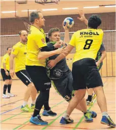  ?? FOTO: REINER ROITHER ?? Kein Durchkomme­n: Der TSV Lindau mit Felix Rutschke (am Ball) unterliegt dem Tabellenfü­hrer aus Bad Saulgau mit 21:26.