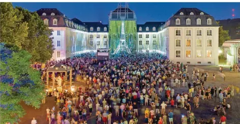  ?? FOTO: OLIVER DIETZE ?? Das Saarbrücke­r Schloss ist in normalen Zeiten ein Publikumsm­agnet für Touristen. Auch im Corona-Sommer?