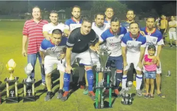  ?? FOTOS: CORTESÍA ?? > Deportivo Fil resultó el mejor en la división de Veteranos al golear a Oswald.