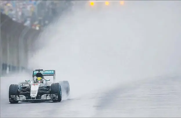  ?? FERNANDO BIZERRA / EFE ?? Lewis Hamilton logró su primera victoria en Interlagos, la novena de la temporada y la 52.ª de su carrera, con la que supera las 51 de Alain Prost