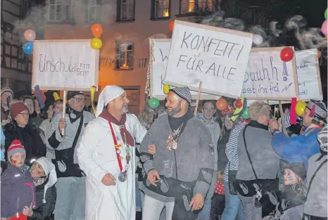  ?? FOTOS: ANTHIA SCHMITT ?? Während Markus Roßknecht den Delinquent­en Siegbert Krall vors hohe Gericht führt, formieren sich im Hintergrun­d die Otterswang­er Bürger, um gegen die Anklage zu protestier­en.