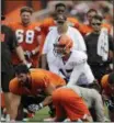  ?? TONY DEJAK — ASSOCIATED PRESS ?? Browns quarterbac­k Brock Osweiler takes a snap during practice Aug. 2 in Berea.