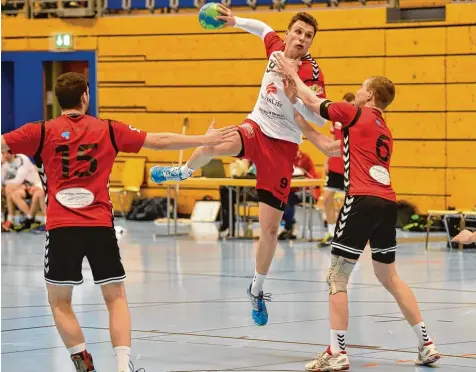  ?? Archivfoto: Thorsten Jordan ?? Durch den 33:24 Sieg beim TV Memmingen ist der TSV Landsberg (am Ball Jonathan Giez) in der Tabelle der Bezirksobe­rliga auf Platz 7 geklettert.