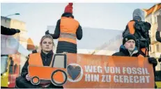 ?? FOTO: SEBASTIAN GOLLNOW/DPA ?? Mit Papp-Traktoren nahm die Letzte Generation bei ihren Aktionen vor wenigen Tagen Bezug auf die Bauernprot­este.