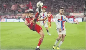  ?? Foto: getty ?? Mazraoui despeja ante Pedri en el Bayern-barça entró por Pavard y hoy será titular