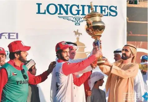  ?? Courtesy: Dubai Media Office ?? Shaikh Mohammad presents the trophy to Saif Al Mazroui after his victory in the 11th edition of HH Shaikh Mohammad Endurance Cup yesterday. Al Mazroui and Nopoli Del Ma emerged triumphant in the CEI 3* event at the Dubai Internatio­nal Endurance City.