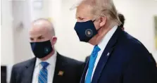  ?? ANSA ?? Il presidente Donald Trump indossa la mascherina durante una visita