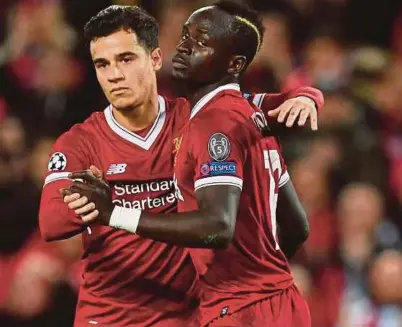  ??  ?? Coutinho (kiri) menjaringk­an hatrik sementara Mane meledak dua gol di Anfield, semalam.