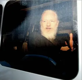  ?? ?? Julian Assange aguarda o desenrolar do processo numa prisão em Londres