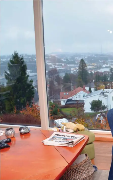  ??  ?? UTSIKT: Fra sin stue på toppen av Hisøy har Høyre-politiker Geir Fredrik Sissener (53) god utsikt over øya og byen.