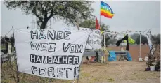  ?? FOTO: DPA ?? „Hände weg vom Hambacher Forst!“: Tatsächlic­h darf nach der jüngsten Gerichtsen­tscheidung vorerst kein Baum mehr fallen.