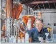  ?? FOTO: DPA ?? Steven Green, Gründer von Harrogate Tipple, stellt in seiner Gin-Destilleri­e in Nord-Yorkshire Händedesin­fektionsmi­ttel her.