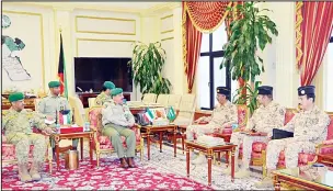  ?? KUNA photo ?? Undersecre­tary of the National Guard Lieutenant General Hashim Al-Refaie in discussion­s with Saudi Arabia’s National Guard team headed by Head of Training and Education Authority Major General Naif Bin
Majed Bin Saud Bin Abdulaziz.